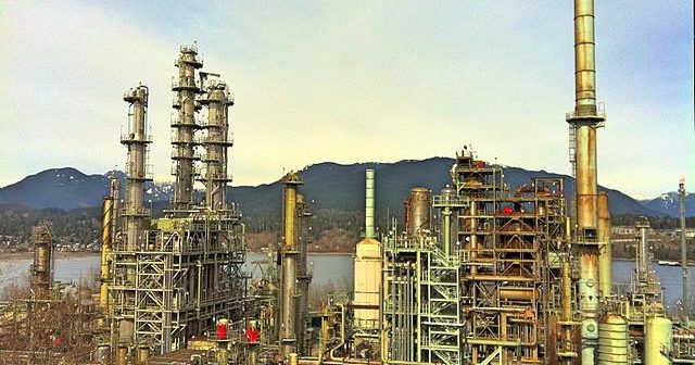 640px-oil_refinery_canada